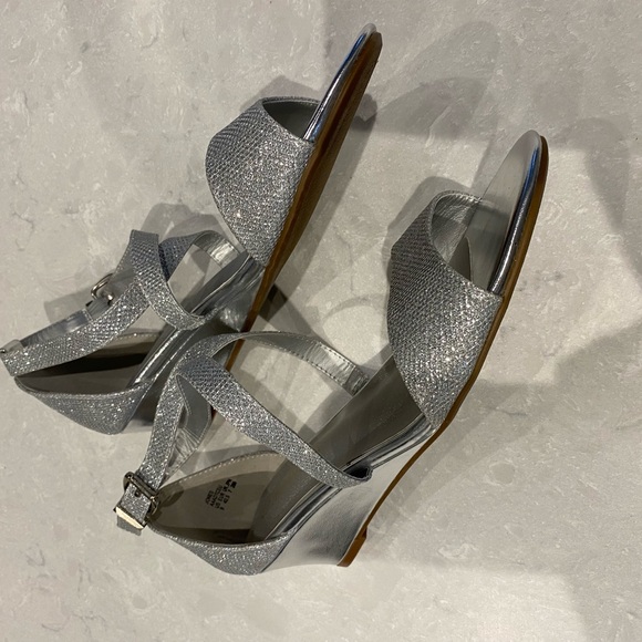 Dreampairs, silver metallic sandals, size 9 - Picture 2 of 3